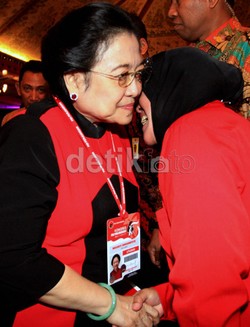 Wejangan Mega untuk Risma: Tak Usah Urus Partai, Urus Rakyatmu