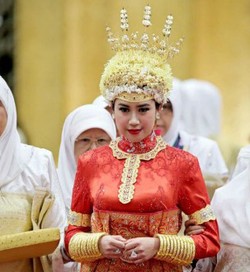 Cantiknya Mempelai di Prosesi Upacara Berbedak di Istana