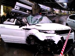 Mobil Terjun dari Jalan Layang, Sopir Range Rover Ini Selamat