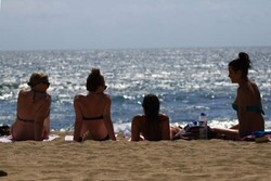 Ketika Turis Seksi Asyik Menikmati Indahnya Pantai Kuta