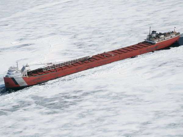 8 Kapal Cargo Terjebak di Danau Membeku