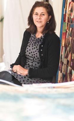 Julia Brennan, Ahli Tekstil AS yang Jatuh Cinta dengan Batik Iwan Tirta