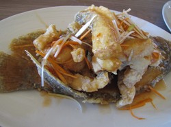 Mampir di Kebon Pring Menyantap Gurame Berbalut Saus Asam Manis