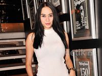 Blus Putih Ketat Aura Kasih