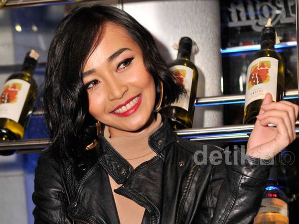 Gaya Biker ala Rinni Wulandari