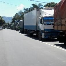LCT Mogok Berlayar, Antrean Truk Barang Mengular Hingga 7 Km