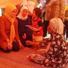 Istri Bupati Pasuruan Sambangi Korban Banjir Bandang
