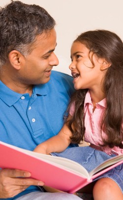 Tips Agar Ayah yang Sibuk Bekerja Bisa Tetap Dekat dengan Anak