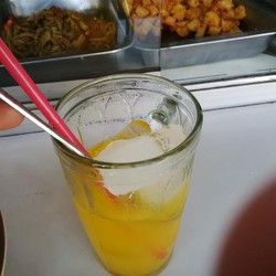 Memilah-milah Es Batu di Tukang Minuman Pinggir Jalan