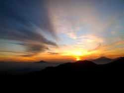 Cantiknya Golden Sunrise Puncak Sikunir