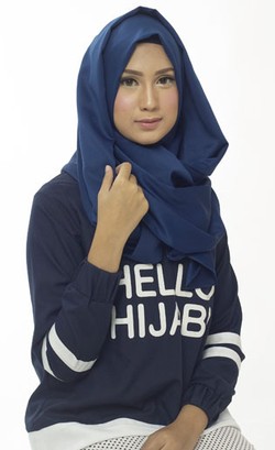 Tutorial Hijab dengan Scarf Satin untuk Sehari-hari ala Icha Haddad