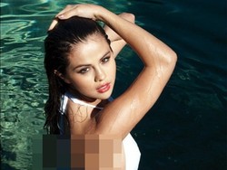 Aw! Seksinya Selena Gomez Basah-basahan di Kolam Renang