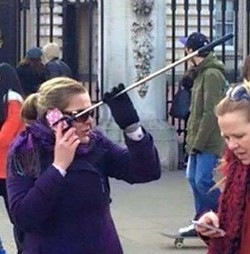 Telepon Pakai Tongsis, Wanita Ini Jadi Tertawaan