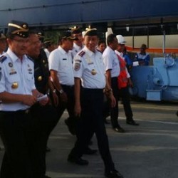 Aksi Ngebut Blusukan Jonan, Cek Crane Pelabuhan Hingga Toilet