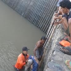 Seorang Kakek Ditemukan Tewas Tersangkut di Pintu Air Kali Sampeyan
