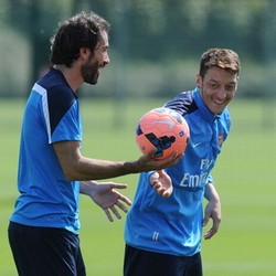 Oezil yang Makin Bersinar Dipuji Pires