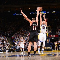 Curry Cemerlang, Warriors Kalahkan Blazers