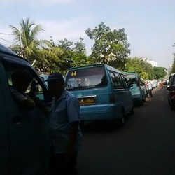 Seratusan Sopir Angkot M 44 Demo di Stasiun Tebet Jaksel