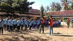 Serunya Melihat Antusiasme Siswa SD di Bima Latihan Baris-berbaris