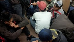 Suasana Penumpang di Commuter Line Saat Kereta Tujuan Bogor Tertahan di Lenteng Agung