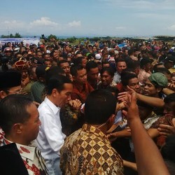 Turun ke Padang Savana, Jokowi Disemuti Warga NTB