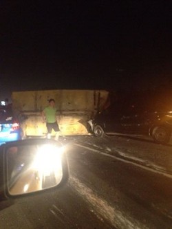 Truk Terbalik di Tol Tangerang, 4 Mobil di Belakang Ikut Celaka