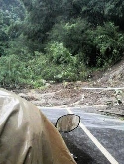 Akibat Hujan Semalaman, Longsor Tutup Akses Jalan Surade Sukabumi