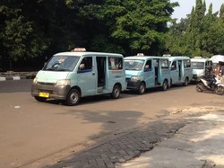 Ngetem Seenaknya dan Cuek Saat Ditertibkan di Tebet, Kaca Angkot M 44 Dipecahkan