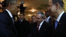 Obama dan Castro Berjabatan Tangan di Pertemuan Bersejarah KTT Amerika