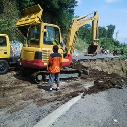 2 Ekskavator Dikerahkan untuk Perbaiki Jalan Ambles di Ciregol Brebes