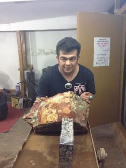 Batu Pancawarna Garut untuk Suvenir Tamu Peringatan KAA Mulai Dibelah dan Diolah