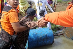 Rakit Wali Kota Rudy Ambrol saat Pembukaan Festival Bengawan Solo