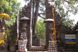 Batu Bolong, Pura Pinggir Pantai yang Cantik di Lombok