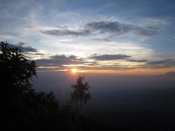 Sunrise Memukau di Gunung Sindoro, Jawa Tengah