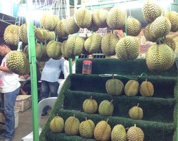 Mencicipi Durian Legit Malaysia di Tengah Pasar Chow Kit