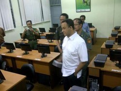 Kepada Murid SMK 28 Jakarta, Anies Beri Semangat: Jangan Tegang