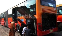 Mogok Lama dan AC Mati Jadikan Bus TransJ Seperti Sauna