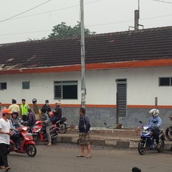 Polisi ini Sedang Tak Dinas, Tapi Turun ke Jalan dan Tertibkan Pemotor Lawan Arus!