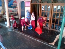 Sekolah Terendam Air, Siswa SD ini Kerja Bakti Bersihkan Sekolah