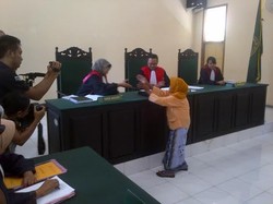 Salami Jaksa dan Hakim, Nenek Asyani Minta Maaf: Saya Minta Dikasihani