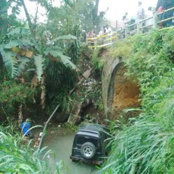 Diduga Sopir Mengantuk, Mobil Nyemplung ke Sungai di Jalan Menuju Gunung Padang
