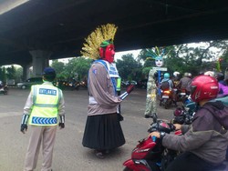 Operasi Simpatik, Samsat Sosialisasi Lewat Ondel-ondel Hingga Sebar Stiker