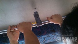Pegangan di Bagian Atas Bus Jebol, Penumpang Kebingungan