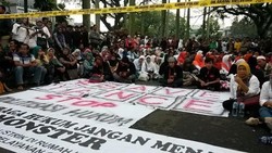 Ratusan Pendukung Yance Shalawat di Luar Pengadilan Tipikor