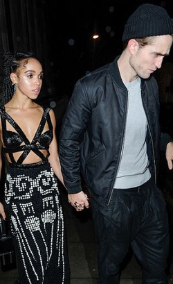Pasca Kabar Tunangan, FKA Twigs Malu-malu Jalan Bareng Robert Pattinson