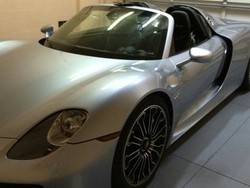 Setiap Hari, Nenek Berusia 70 Tahun Ini Nyetir Porsche 918 Spyder