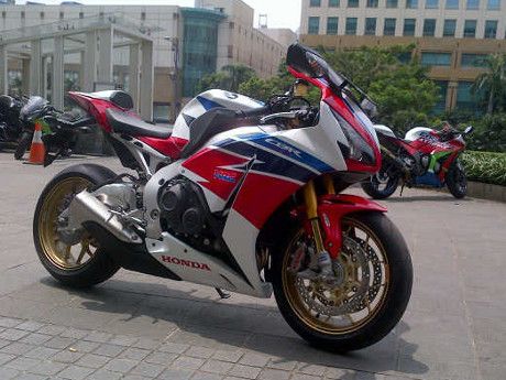 2 Moge Honda Berkeliaran di Senayan