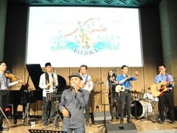 Tertawa dan Bergoyang Dengan Irama Keroncong