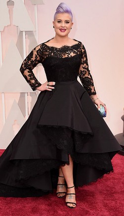 Suka Gunting-gunting Gaun, Kelly Osbourne Buat Perancang Kesal