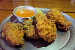 Chick-A-Pow: Enaknya Ngemil Nachos dan Chicken Wings Berbumbu Amerika